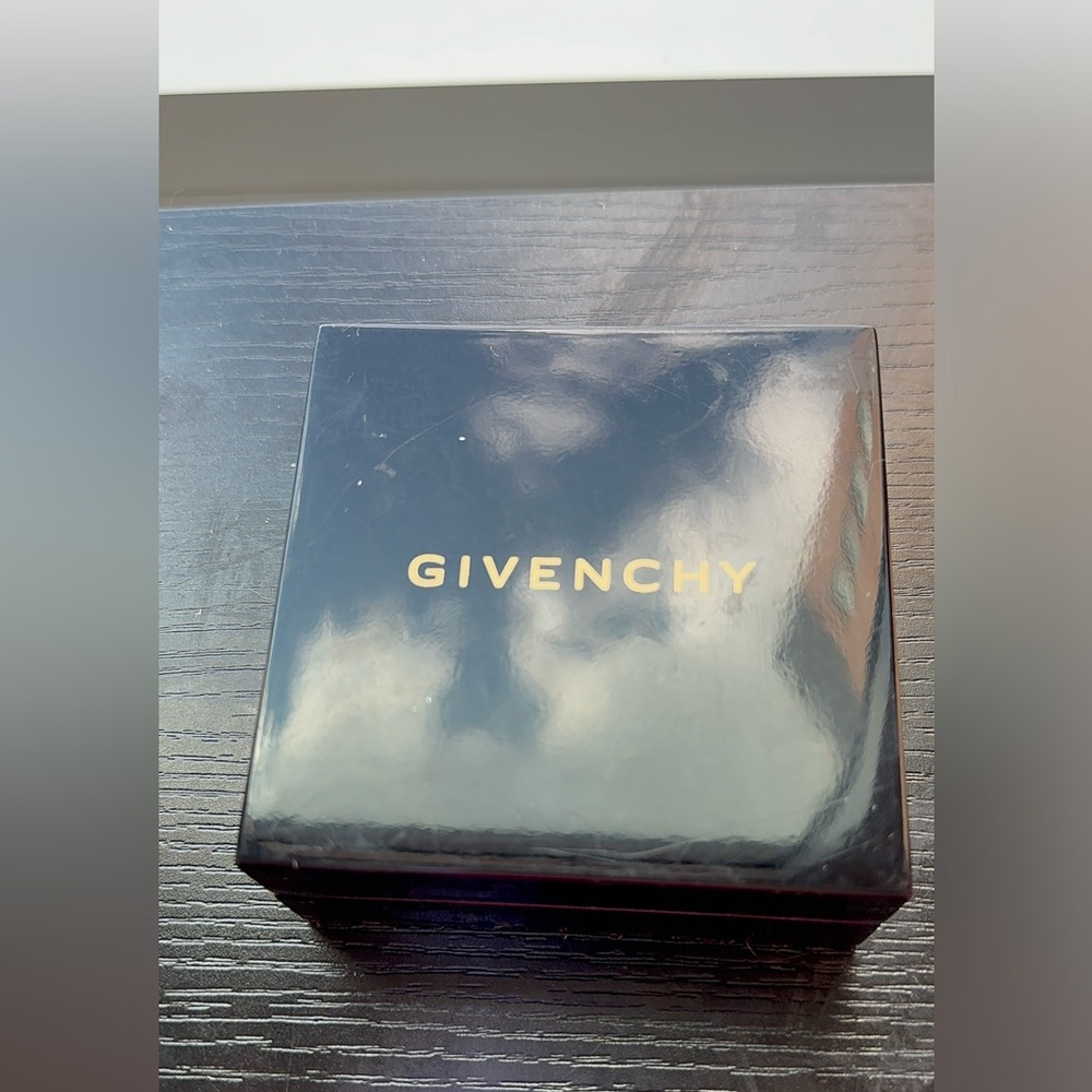 GIVENCHY Trinket